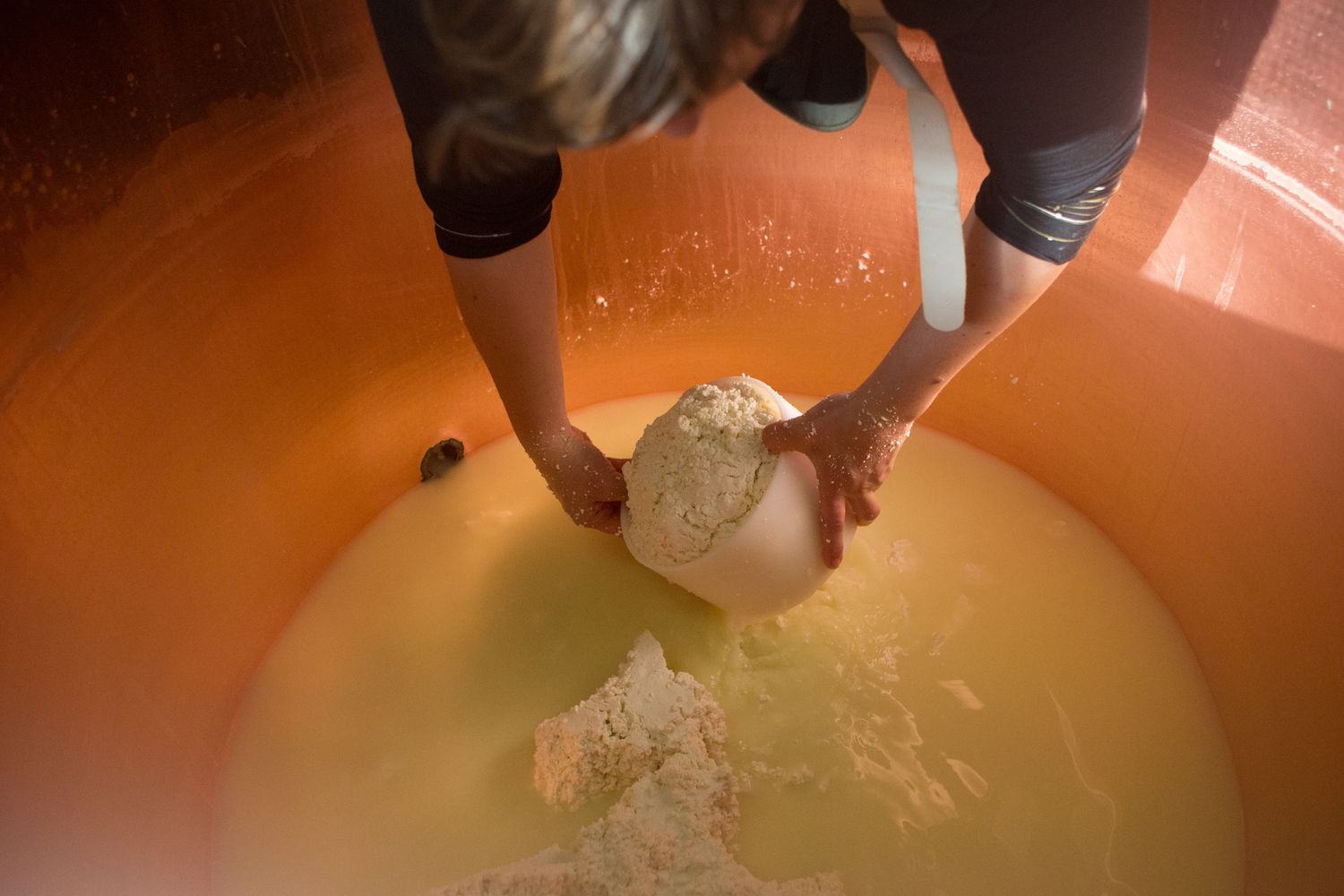 Brebis Larraldea Intza fabrication fromage au chaudron