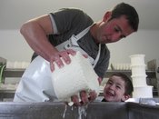La pâte pressée est recueillie à la main