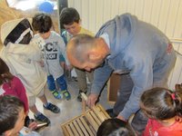 Frédéric Forsans montre l'intérieur d'une ruche / erlontzia idekitzen du laborariak