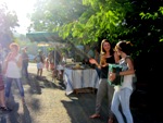 Des trikitilari sont venues animer le marché