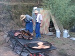 Cuisson de la viande à la braise avec l'aide du chef cuistot de Haraneko Borda, Antoine Chépy