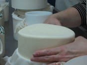 Les fromages sont retournés avant de rester sous la presse