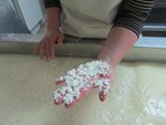 le lait caillé est broyé et réchauffé jusqu'à obtenir le bon grain