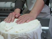 Sylvie presse la pâte pour qu'elle rentre dans le moule