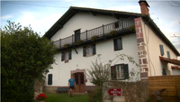 La façade de la maison Bikari à Saint Etienne de Baigorry